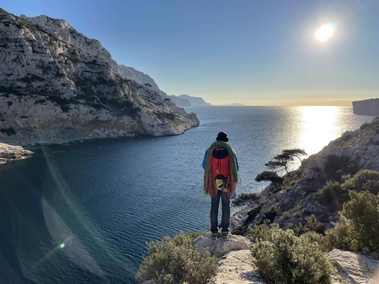 Escalade dans les Calanques marseillaises au soleil de janvier