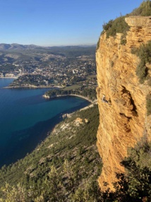 Escalade dans les Calanques marseillaises au soleil de janvier