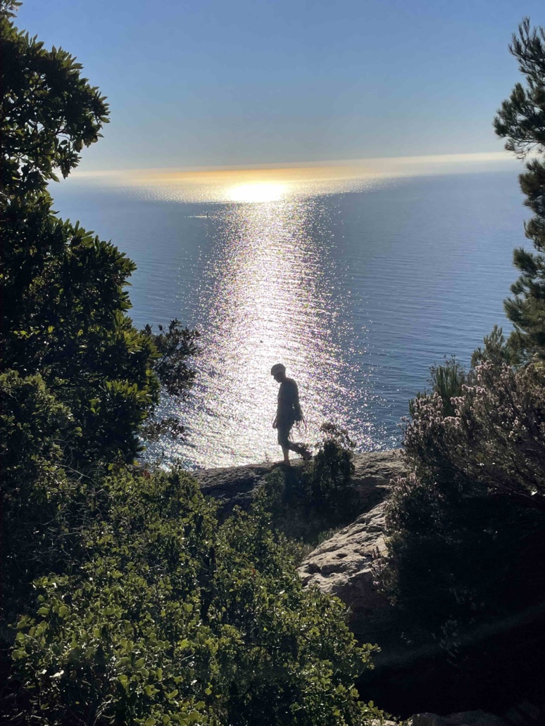 Escalade dans les Calanques marseillaises au soleil de janvier