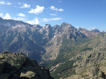 Au sommet de la petite colonne de Marcia avec vue sur la chaine du Cintu