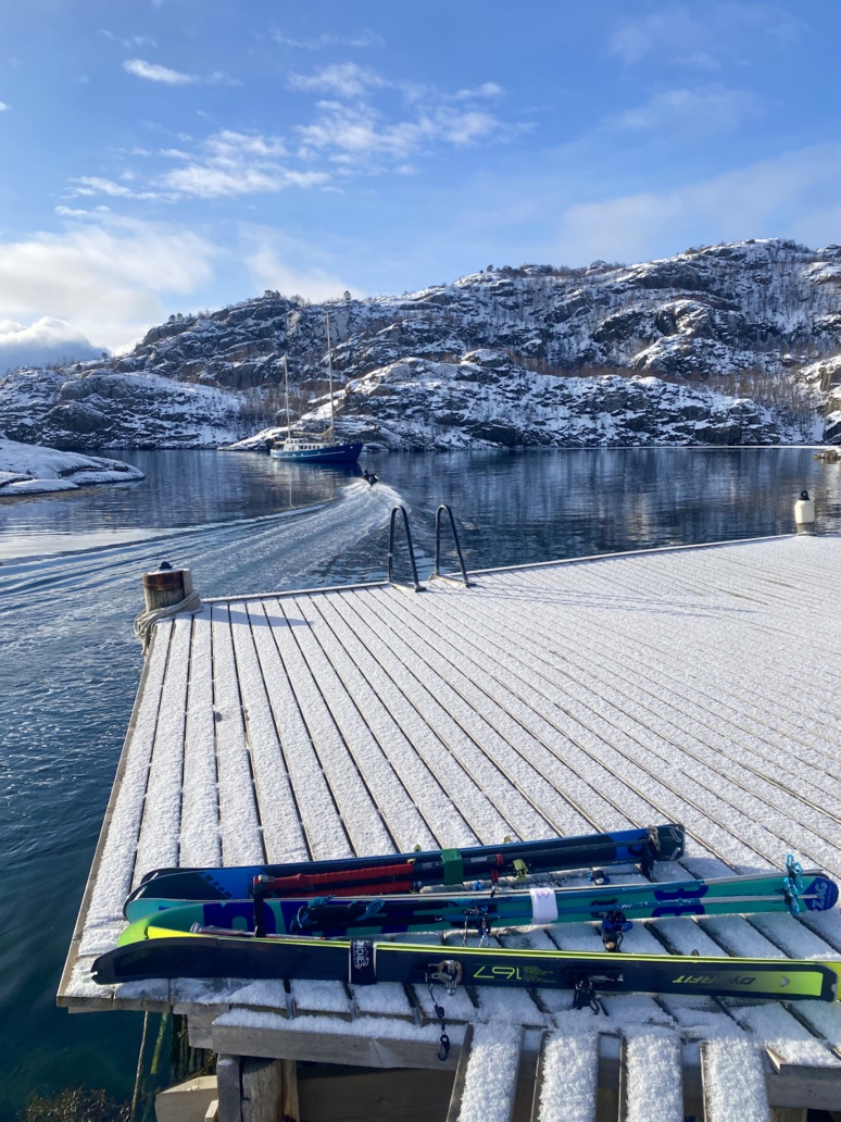 Ski dans les Lofoten au départ d'un voilier