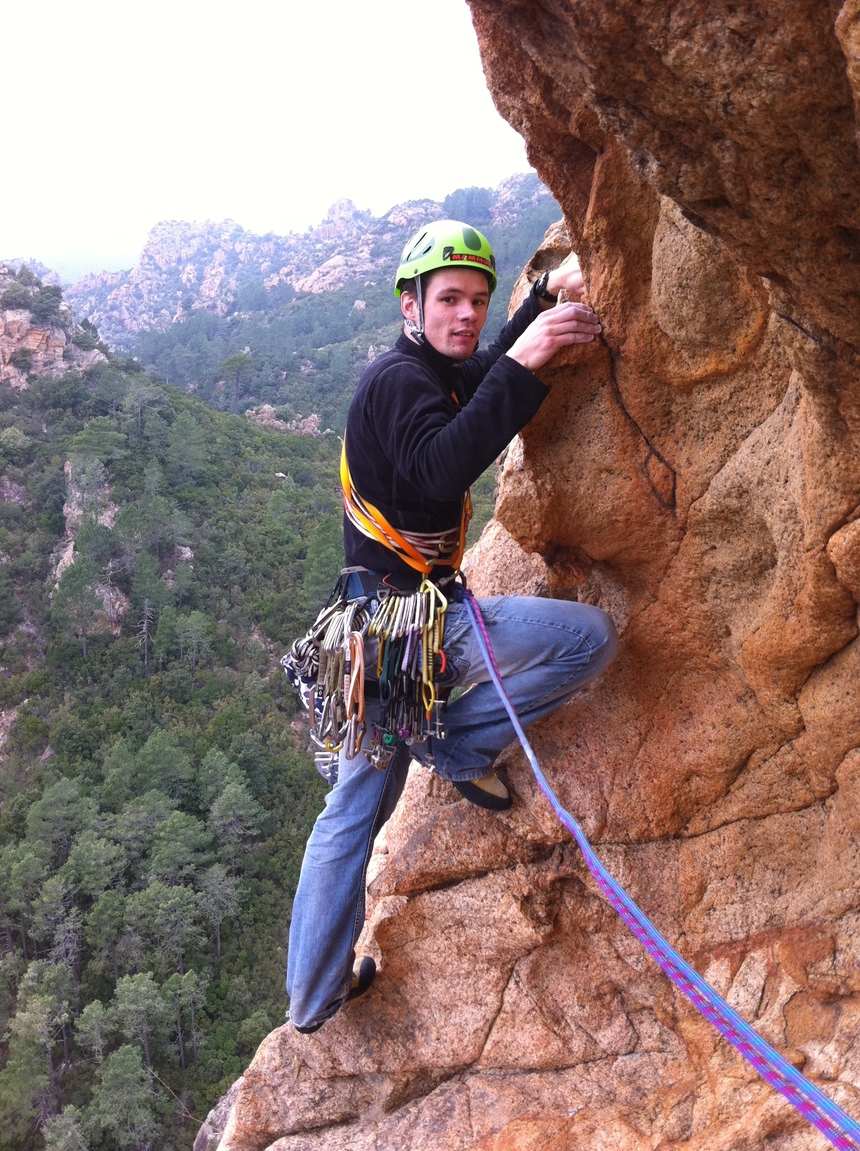 Camille avec ses armes au baudrier au départ de l'avant dernière longueur Camille avec ses armes au baudrier au départ de l'avant dernière longueur