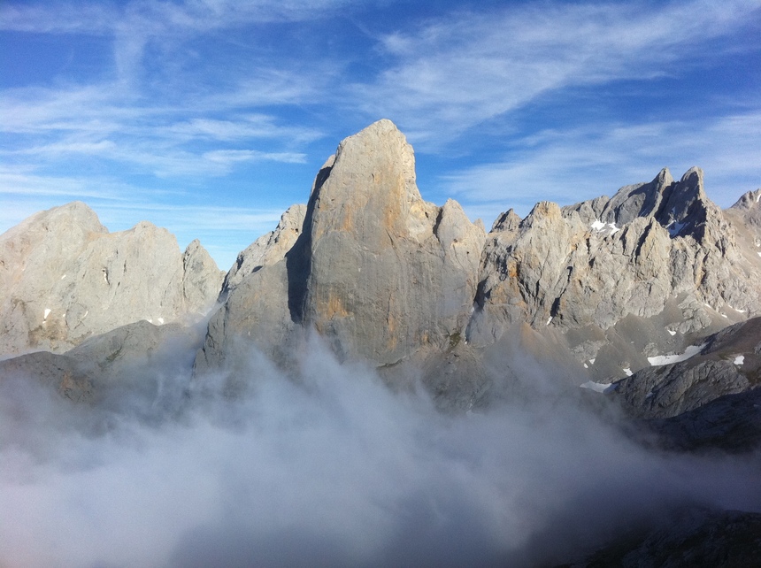La face du Naranjo de Bulnes, mythique et attirante La face du Naranjo de Bulnes, mythique et attirante