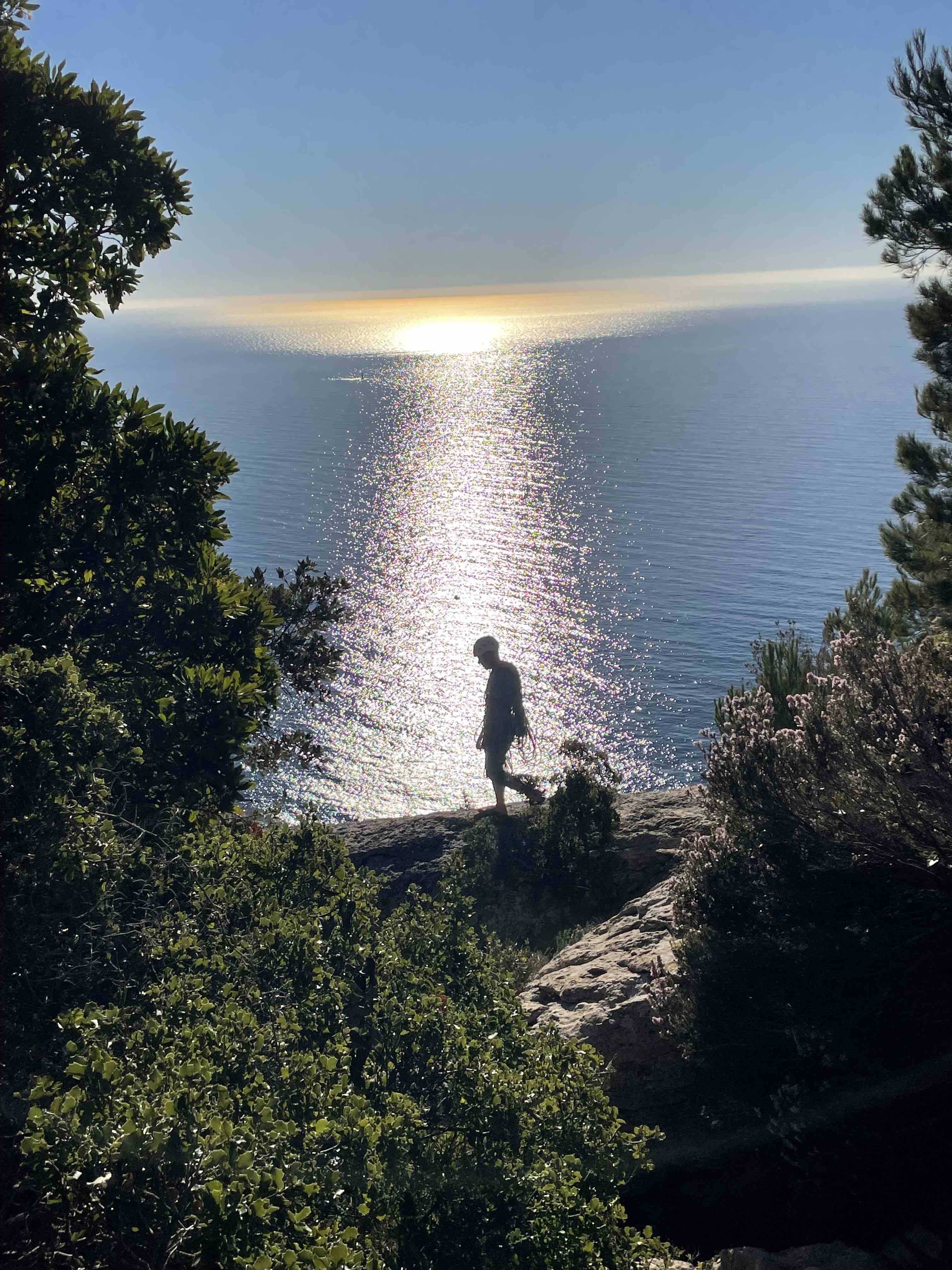 Escalade dans les Calanques marseillaises au soleil de janvier