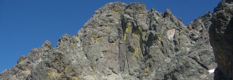 La face Nord-Ouest du Cintu avec la Karlshrue en son centre La face Nord-Ouest du Cintu avec la Karlshrue en son centre